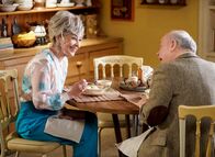 Young Sheldon – Meemaw (Annie Potts, l.) verbringt eine schöne Zeit mit Dr. Sturgis (Wallace Shawn, r.), doch er ist nicht ihr einziger Verehrer ...