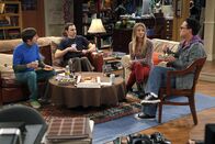 The Big Bang Theory – Während Penny eine Freundin für Raj sucht, fällt Sheldon (Jim Parsons) läppische Alltagsentscheidungen mit Dungeons & Dragons Würfeln ...