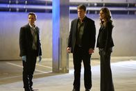 Castle – Kevin Ryan (Seamus Dever, l.) erwartet Castle (Nathan Fillion, M.) und Beckett (Stana Katic, r.) bereits am Tatort ...