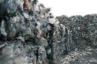 Coca-Cola und das Plastikproblem – Ballen aus klarem PET-Kunststoff nach der Sortierung in der Recyclinganlage von Viridor in Großbritannien