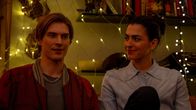 neoriginal: Crystal Wall – Louna (Anna Bardavelidze, r.) und Nicolas (Gustav Schmidt, l.) könnten in einer anderen Realität einfach zusammen glücklich sein.