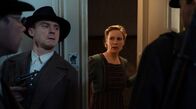 Sternstunde der Mörder – Der Serienmörder (Gerhard Liebmann) und die Marodeure klingeln bei Meckerles Frau Hilde (Barbara Gassner).