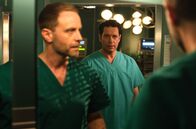 In aller Freundschaft – Dr. Kai Hoffmann (Julian Weigend, li.) entschuldigt sich bei Dr. Philipp Brentano (Thomas Koch, re.) für seine harsche Reaktion. Er weiß Philipps Unterstützung zu schätzen, doch es fällt Kai schwer, diese auch anzunehmen.