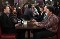 How I Met Your Mother – Müssen Abschied nehmen: Marshall (Jason Segel, l.), Lily (Alyson Hannigan, 2.v.l.), Ted (Josh Radnor, r.), Barney (Neil Patrick Harris, 2.v.r.) und Robin (Cobie Smulders, M.) ...