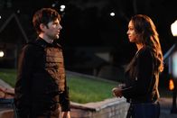 Ghosted – Max Jennifer (Adam Scott, l.); Annie (Amber Stevens West, r.)