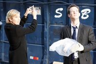 Monk – Beim Versuch von Natalie (Traylor Howard, l.) und Lt. Randall Disher (Jason Gray-Stanford, r.), mit Monk zu kommunizieren, der sich hinter dem Fenster des Gerichtsgebäudes versteckt, kommen einige Missverständnisse auf.