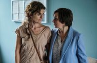 Tatort – Am Vorabend haben sie noch fröhlich zusammen gefeiert. Am Morgen danach kommt Beate Schmidbauer (Victoria Trauttmansdorff) zu Kripochefin Cornelia Harms (Steffi Kühnert), weil sie überfallen wurde und Anzeige erstatten will.