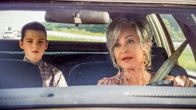 Young Sheldon – Sheldon Cooper (Iain Armitage l.); Connie "Meemaw" Tucker (Annie Potts, r.)