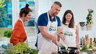 Die Ernährungs-Docs – Kochen mit Mia: Die Ernährungswissenschaftlerin und Food-Bloggerin zeigt Kathi und Fabian W., wie gesunde Hausmannskost gelingt und welche Zutaten wofür gut sind.