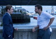 Im Rausch der Sterne – Obwohl Tony (Daniel Brühl, l.) von der Genialität seines Freundes überzeugt ist, willigt er nur ungern ein, Sternekoch Adam Jones (Bradley Cooper, r.) einen Job in seinem Restaurant zu geben. Denn schließlich kennt er dessen exzessive Vergangenheit nur zu gut ...