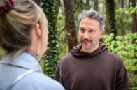 Sturm der Liebe – Miro (Pablo Sprungala, hinten) spürt, wie sehr ihn der Verlust Gretas (Laura Osswald, vorne) schmerzen würde.; ARD STURM DER LIEBE FOLGE 4325 Uhr im ERSTEN. Miro (Pablo Sprungala, hinten) spürt, wie sehr ihn der Verlust Gretas (Laura Osswald, vorne) schmerzen würde.