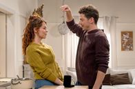 Sturm der Liebe – Fanny (Johanna Graen l.) will das Thema Marlon aus ihrer Beziehung mit Kilian ( Anthony Paul r.) ausklammern.