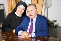 Um Himmels Willen – Schwester Hanna (Janina Hartwig) und Bürgermeister Wöller (Fritz Wepper) klären die Philipps über den möglichen Gendefekt ihres zukünftigen Enkels auf.