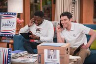 The Neighborhood – Malcolm Butler (Sheaun McKinney, l.); Dave Johnson (Max Greenfield, r.)