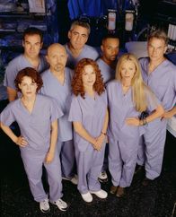 Chicago Hope - Endstation Hoffnung – v.l.n.r.): Dr. Gina Simon (Carla Gugino), Dr. Jeffrey Geiger (Mandy Patinkin), Dr. Phillip Watters (Hector Elizondo), Dr. Aaron Shutt (Adam Arkin), Dr. Francesca Alberghetti (Barbara Hershey), Dr. Keith Wilkes (Rocky Carroll), Dr. Jeremy Hanlon (Lauren Holly) und Dr. Jack McNeil (Mark Harmon) ...