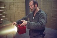 Bank Job – Jetzt wird abkassiert: Terry (Jason Statham) inspiziert als Erster den Tresorraum, nachdem die Gang im wahrsten Sinne des Wortes den Durchbruch geschafft hat.