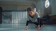 L'Opéra - Dancing in Paris – Beim Vortanzen für ein neues Stück geht es für Zoé (Ariane Labed) nicht nur um eine weitere Rolle, sondern um ihre gesamte Karriere. Zunächst sieht es düster für sie aus. Doch dann folgt sie ihrem Instinkt.
