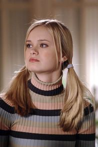 Malcolm mittendrin – Malcolm möchte mit Angela (Sara Paxton) zusammen sein. Ehe er mit ihr ausgehen darf, muss er das Vertrauen ihrer Großfamilie gewinnen.