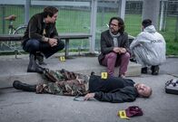 SOKO Linz – Ein alter Kamerad von Anselm Kramer ist nach einem Messerstich verblutet. Ben Halberg (Daniel Gawlowski, l.) und Gerichtsmediziner Dr. Richard Vitek (Alexander Pschill, 2.v.r.) beschatten den Ort des Geschehens bis aufs kleinste Detail.