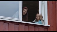 Geschwisterschreck – Sigrid (Maria Ross) hat Adriana (Esra Nur Kula) geholfen, Daniel kennenzulernen. Beide mögen sich und verabreden sich zum ersten Treffen.
