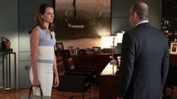 Suits – Louis (Rick Hoffmann) hilft seiner Schwester Esther (Amy Acker) bei der Bewältigung einer emotional sehr schwierigen Situation.