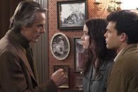 Beautiful Creatures – Onkel Macon (Jeremy Irons, l.) bleibt nichts anderes übrig, als Lena (Alice Englert, M.) und Ethan (Alden Ehrenreich, r.) die Wahrheit zu sagen: Ein Vorfahr von Ethan war in die Ahnin von Lena verliebt; und als dieser erschossen wurde, setzte die Frau einen verbotenen Zauber ein, um ihn ins Leben zurückzuholen. Dabei verlor sie ihre Seele und seitdem lastet ein Fluch auf der Familie ....