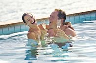 All Inclusive - Willkommen im Paradies – Lucy (Kristin Davis) und Joey (Jon Favreau) turteln wie Frischverliebte.