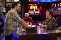Call Me Kat – Max (Cheyenne Jackson, l.); Kat (Mayim Bialik, r.)