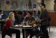 The Big Bang Theory – Während sich Sheldon Gedanken macht, was er Penny (Kaley Cuoco, l.) zu Weihnachten schenken kann, ist Leonard (Johnny Galecki, r.) überhaupt nicht begeistert, dass sie mit einem neuen, gutaussehenden Physiker (Michael Trucco, M.) anbandelt ...
