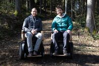 P.M. Wissen – Lukas Rigler (links) und Dominik Lorenz sind die Erfinder des zweirädrigen E-Rollstuhls.