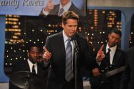 How I Met Your Mother – Lädt zu einer alljährlichen Party ein: Robins Chef, Sandy Rivers (Alexis Denisof) ...