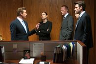 Der große Crash - Margin Call – Jared Cohen (Simon Baker), Sarah Robertson (Demi Moore), Will Emerson (Paul Bettany, 3. v. li.), Seth Bregman (Penn Badgley, 2. v. re.) und Peter Sullivan (Zachary Quinto, re.) besprechen die Lage.