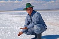 Magische Anden – Amado Bautista gewinnt Speisesalz im "Salar de Uyuni" - der größten Salzpfanne der Erde.