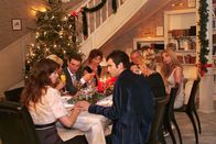 Verliebt in Berlin – Auf der Familienweihnachtsfeier mit Sabrina (Nina-Friederike Gnädig), Richard (Karim Köster), Sophie (Gabrielle Scharnitzky), Friedrich (Wilhelm Manske), Laura (Olivia Pascal), Kim (Lara-Isabelle Rentinck) (v.l.n.r.) spürt David (Mathis Künzler, vorne r.), dass Mariella (Bianca Hein, vorne l.) sich ihm immer mehr entzieht.