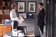Suits – Harvey (Gabriel Macht, r.) verfolgt eine riskante Strategie, um Ava aus der Schusslinie zu bringen. Doch seine Konfrontation mit Staatsanwalt Cameron Dennis (Gary Cole, l.) könnte alles verändern.