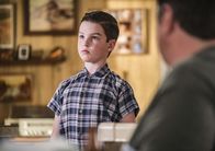 Young Sheldon – (v.li.) Iain Armitage (Sheldon Cooper), Lance Barber (George Cooper Sr.).