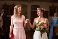 Mich hat keiner gefragt – Wer braucht schon einen männlichen Brautführer? Braut Clara (Vita Tepel, r.) lässt sich von ihrer stolzen Mutter Anna (Meike Droste, l.) zum Altar führen.