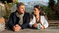 Der Bergdoktor – Der Bergdoktor Staffel 15 Was bleibt – Teil 1 Mann und junge Frau sitzen an Holztisch im Freien: Hans Sigl als Bergdoktor Dr. Martin Gruber, Ronja Forcher als Lilli Gruber Copyright: SRF/ZDF/Erika Hauri