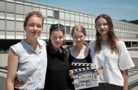 Schwimmen – Orientierungslos, gemobbt, das "Opfer" in der Klasse: Für Elisa, die junge Protagonistin in "Schwimmen", ist es die Rettung, als die unerschrockene Anthea ihre Freundin wird. Aber aus der unschuldigen Freundschaft wird Abhängigkeit, und aus dem Spiel mit Handy-Videos entsteht eine unheilvolle Dynamik der Selbstjustiz. Luzie Loose taucht in ihrem ersten Langfilm tief ein in das Lebensgefühl der 15-jährigen von heute, zwischen Weltgewandtheit und Überforderung, Selbstdarstellung und Verunsicherung. "Schwimmen" ist der Abschlussfilm von Luzie Loose an der Filmakademie Baden-Württemberg, den sie nach einem eigenen Drehbuch inszeniert. Der Film ist eine Koproduktion von kurhaus production mit der Filmakademie Baden-Württemberg und dem SWR, gefördert von der MFG Filmförderung. Stephanie Amarell und Lisa Vicari spielen die Hauptrollen, in weiteren Rollen stehen Alexandra Finder, Jonathan Berlin, Jürg Plüss, Deborah Kaufmann und Bjarne Meisel vor der Kamera von Anne Bolick. Produziert von Christoph Holthof und Daniel Reich von der kurhaus production, zusammen mit den Producern Lennart Lenzing und Philipp M. Raube von der Filmakademie Baden-Württemberg. Die Redaktion liegt bei Stefanie Groß. Drehstartfoto v.li. Kamerfrau Anne Bolick, Regisseurin Luzie Loose, Stephanie Amarell als Elisa und Lisa Vicari als Anthea.