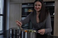 P.M. Wissen – Nermina Malanovic, Biowissenschaftlerin, forscht an Peptiden. Die stecken auch in der Hühnersuppe, die sie gerade kocht.