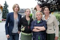 Vier Frauen und ein Todesfall – (v.li.) Julia Stinshoff (Lola), Martina Poel (Sabine), Brigitte Kren (Maria), Adele Neuhauser (Julie).