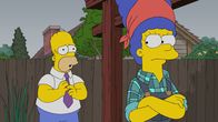 Die Simpsons – THE SIMPSONS: When Marge realizes that everyone views her as boring, she takes up competitive lumber-jacking as a hobby (and has a real gift for it). The circuit of competitive timbersports takes her on a month-long retreat to Portland with her trainer, Paula, whom Homer worries is going to steal her away forever in the ÒMarge the LumberjillÓ episode of THE SIMPSONS airing Sunday, Nov. 10 (8:00-8:30 PM ET/PT) on FOX. THE SIMPSONS ª and