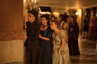 Find me in Paris – Frank (Seán Óg Cairns, l.), Kennedy (Caitlin Rose Lacey, M.) und Bree (Chloé Fox, r.) beobachten beim Ball der Zeitreisenden heimlich Lenas Mutter und Franks Vater, die sich angeregt unterhalten. Irgendetwas Geheimnisvolles geht auf diesem Ball vor.