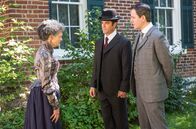 Murdoch Mysteries – v.l.n.r.: Adelia Gordon (Deborah Grover), Jonah Foster (Jeff Geddis), Detective Murdoch (Yannick Bisson)