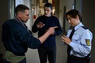 SOKO Stuttgart – Rico Sander (Benjamin Strecker, M.) und Sibylle Beyer (Bärbel Stolz, r.) versuchen, den aufgebrachten Marine-Soldaten Jens Zimmermann (Julian Schmieder, l.) zu beruhigen. Die Situation gerät jedoch außer Kontrolle.