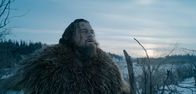 The Revenant - Der Rückkehrer – Zusammen mit einer Gruppe Gleichgesinnter macht sich der Fallensteller und Pelztier-Jäger Hugh Glass (Leonardo DiCaprio) auf den Weg in die winterlichen Wälder. Doch der Angriff von Arikaree-Indianern und einem Grizzly bringen den Trapper schließlich in Lebensgefahr ...