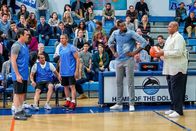 Modern Family – Phil (Ty Burrell, li.) hat ein Jahr lang hart trainiert. Nun ist endlich seine Chance gekommen, sein Versagen beim letztjährigen Wohltätigkeitsbasketballturnier wettzumachen. Der Druck wird noch größer, als die ehemaligen NBA-Stars Charles Barkley (re.) und DeAndre Jordan (mi.) bei dem Spiel auftauchen und Wetten abschließen.