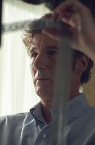 Der große Bluff - Das Howard Hughes Komplott – Die Recherchen über das Leben von Howard Hughes gestalten sich äußerst schwierig. Der Schriftsteller Clifford Irving (Richard Gere) will jedoch nicht aufgeben und hält an seinem Plan fest, dessen Autobiographie zu verfassen, ohne auch nur ein Wort mit zu sprechen ...