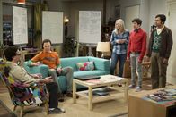 The Big Bang Theory – Eigentlich hatte Penny (Kaley Cuoco, M.) geplant, zusammen mit Howard (Simon Helberg, 2.v.r.) und Raj (Kunal Nayyar, r.) die beiden Trübsal blasenden Wissenschaftler Leonard (Johnny Galecki, l.) und Sheldon (Jim Parsons, 2.v.l.) wieder aufzumuntern, doch das geht gehörig schief ...