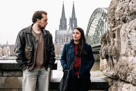 SOKO Köln – Jan Meyers (Anselm Ferdinand Bresgott, l.) wurde tot am Rheinufer aufgefunden. Hat der Tod des jungen Straßenmusikers etwas mit seiner früheren Liebschaft Michelle Linz (Canan Kir, r.) zu tun, die ihn einige Tage vorher aufgesucht hat?